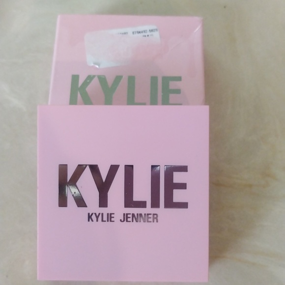 3/$20 NIB NWT Kylie Jenner cosmetics Pressed Blush Powder - Picture 6 of 6